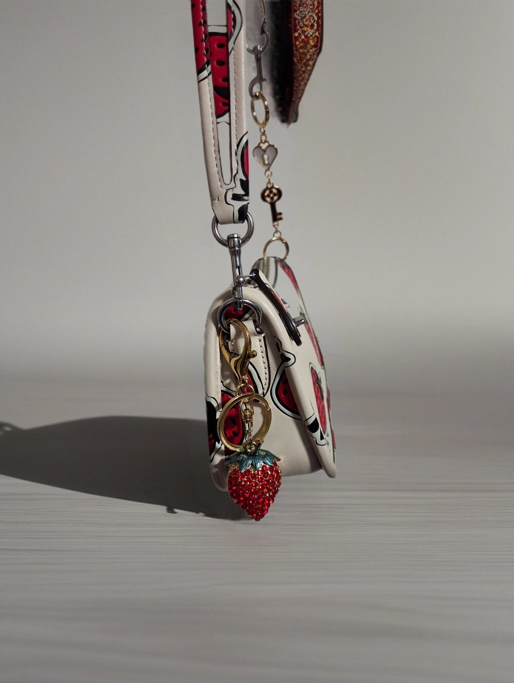 Coach Swinger Bag 20 With Strawberry Print CT881. Glove Tanned Leather Chalk - Picture 6 of 9